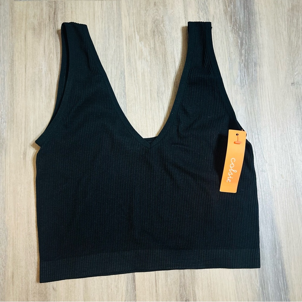 Colsie Women’s Black Size medium  Cropped V-Neck Tank NWT